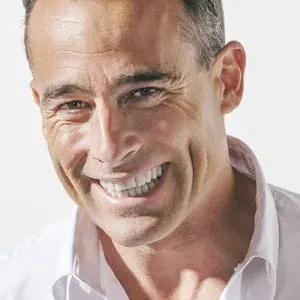 Homme souriant avec des rides autour des yeux visibles