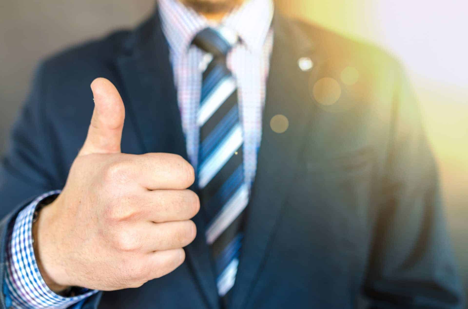 Homme d'affaires faisant un pouce levé en signe d'approbation